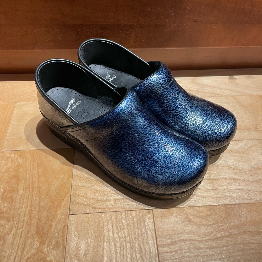 Brand new Dansko clogs!